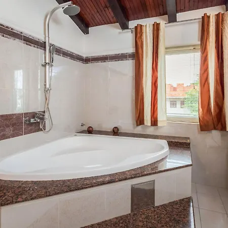 5 Bedroom Awesome In