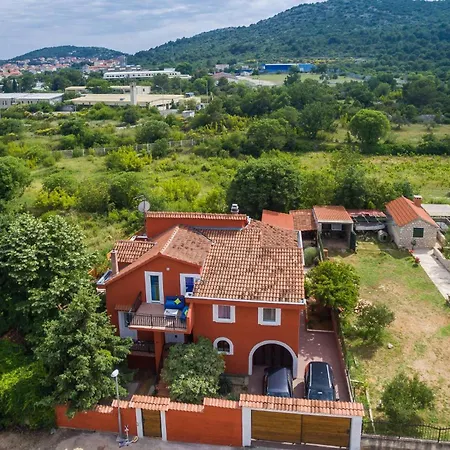 Holiday home 5 Bedroom Awesome In Bilice